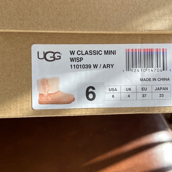 New Ugg boots size 6 - Picture 16 of 16